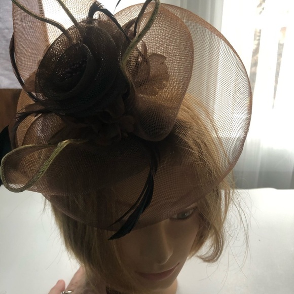 Elegant fascination in brown colours. Classic fascinator with feathers- used - Picture 1 of 8